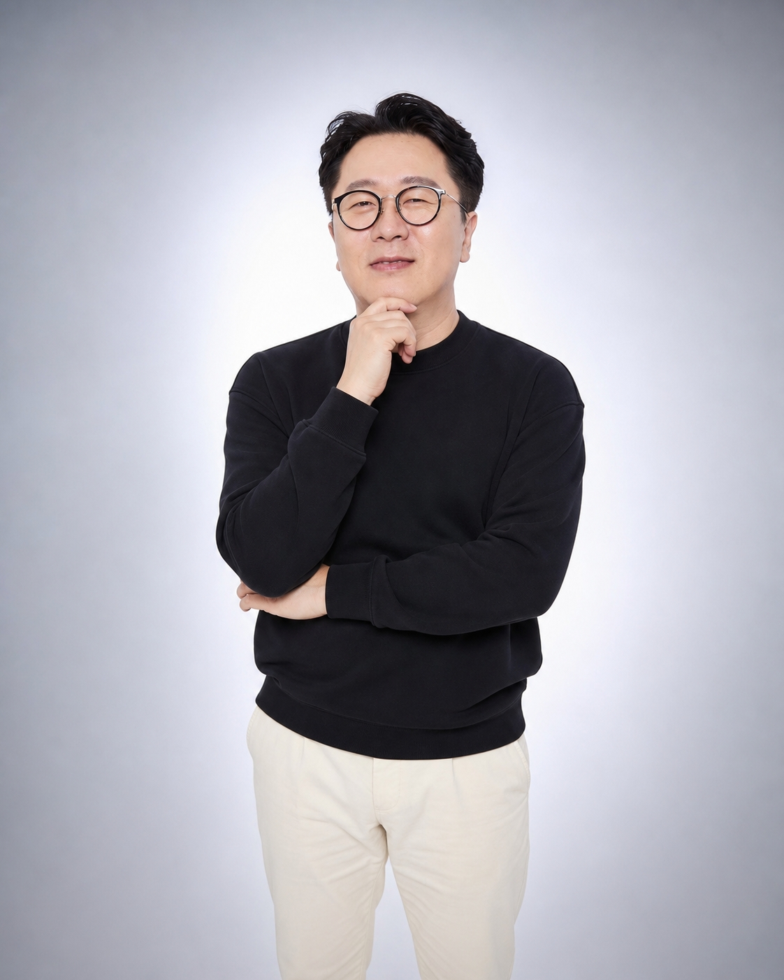 검은 니트 차림으로 편안하게 서 있는 고상철 프로필