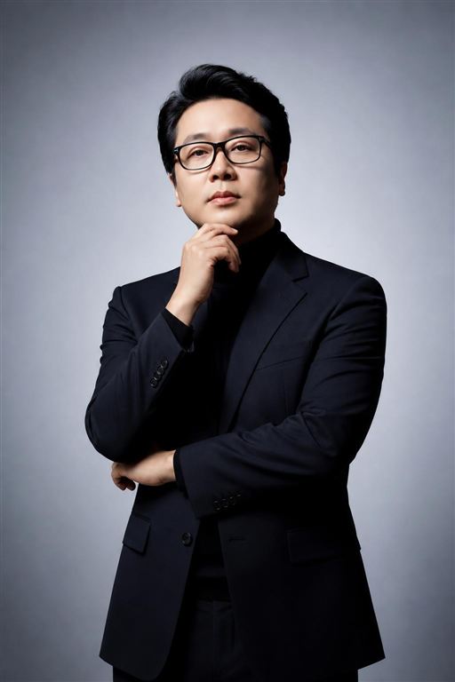 사색하는 전문가 포즈 예시