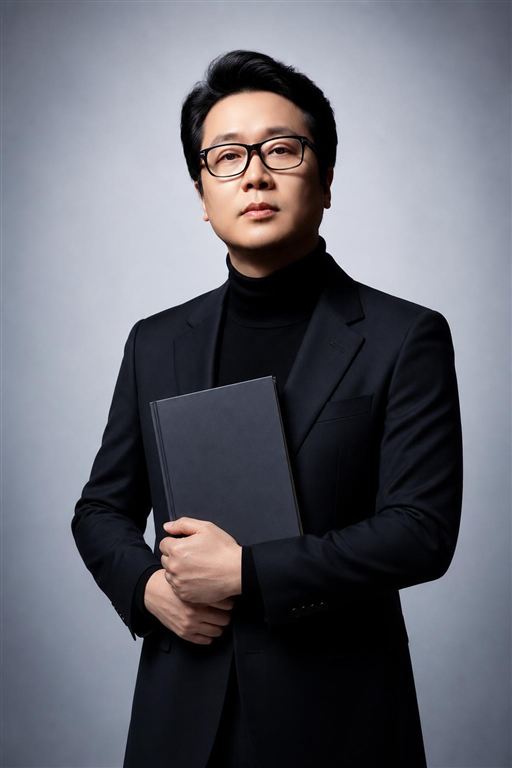 교재를 든 포즈 예시