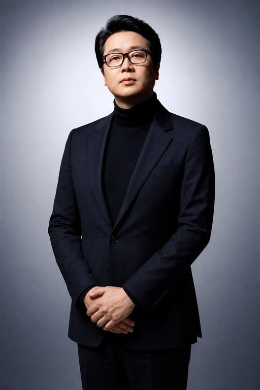정중한 양손 포즈 예시