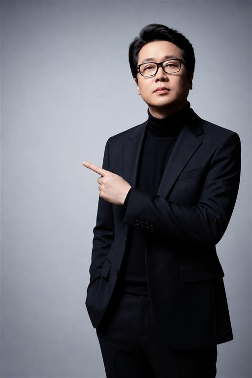옆을 가리키는 포즈 예시